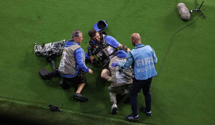 Zagueiro do Uzbequistão atropela cinegrafista em jogo da Copa do Mundo