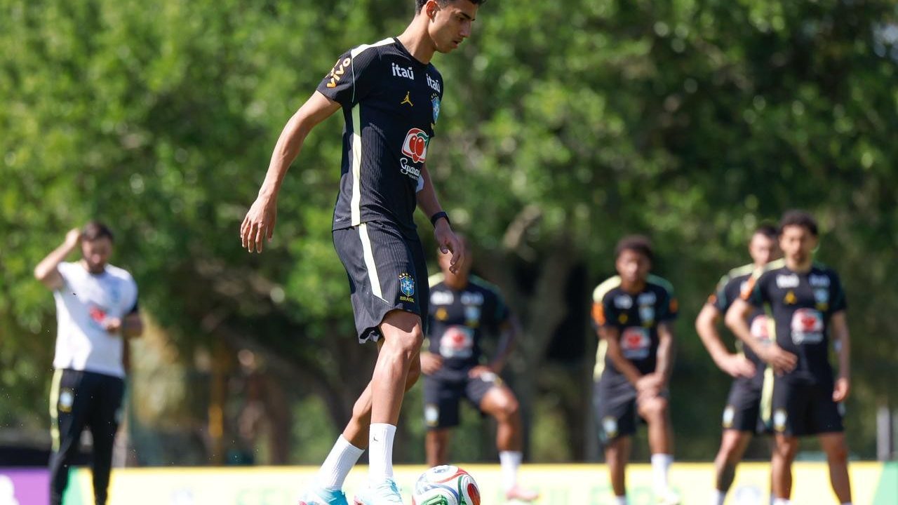 Vitor Reis mantém rotina intensa de treinos nas férias antes de retornar ao Manchester City
