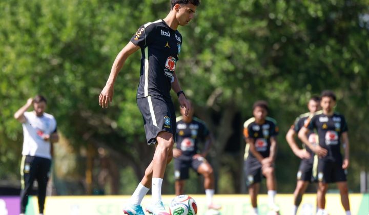 Vitor Reis mantém rotina intensa de treinos nas férias antes de retornar ao Manchester City