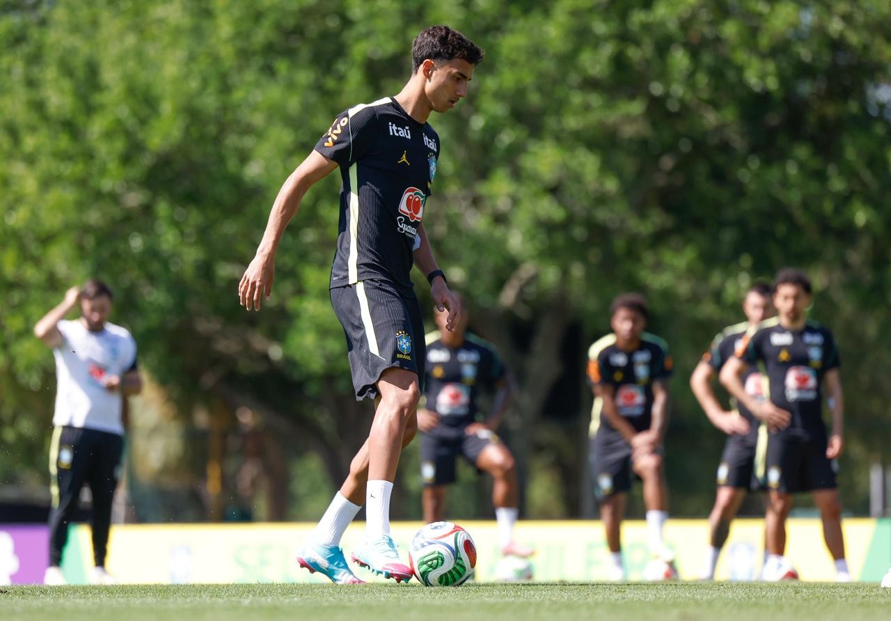 Zagueiro Vitor Reis em campo realizando exercícios físicos durante período de férias.
