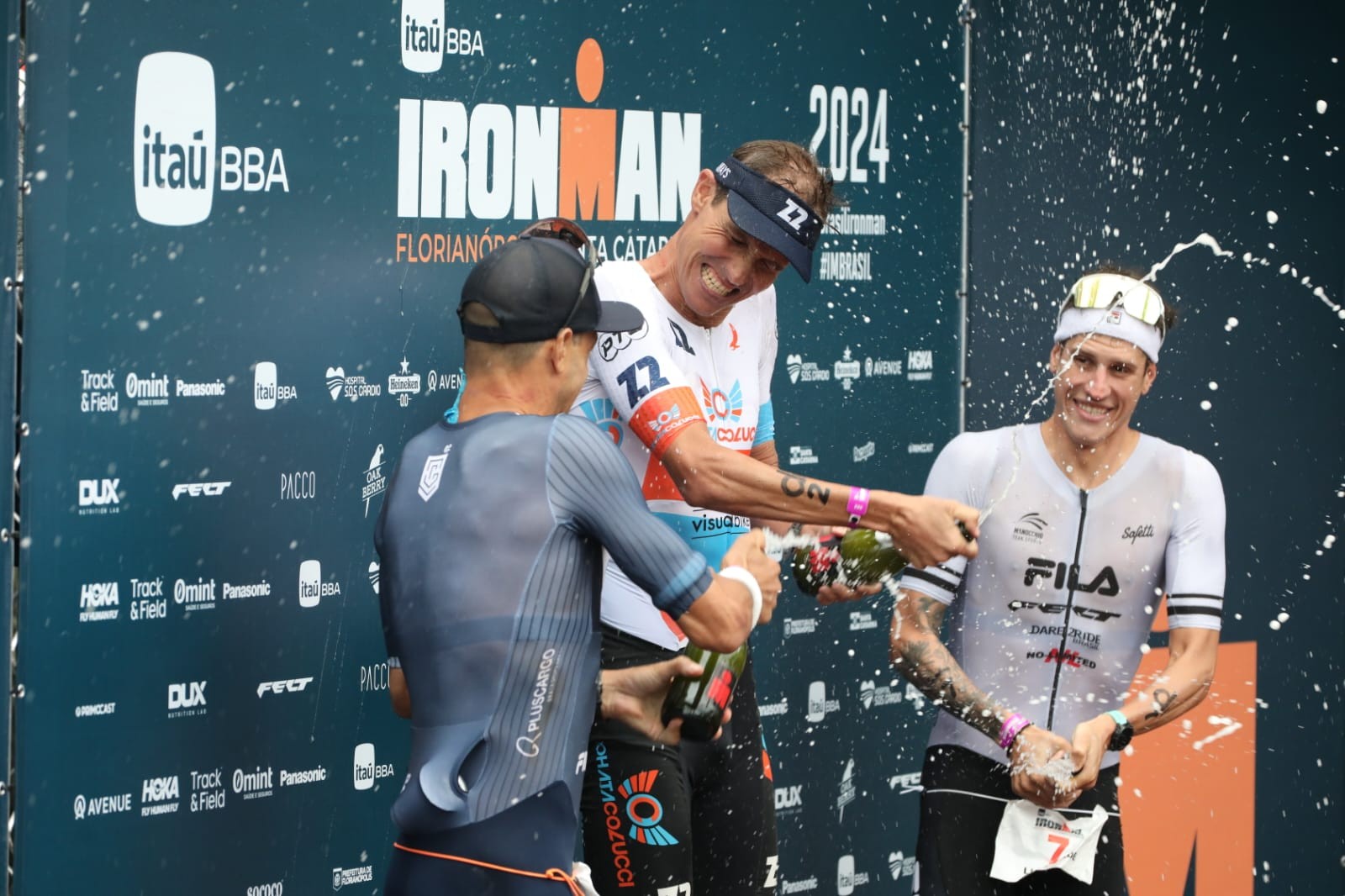 Reinaldo Colucci cruzando a linha de chegada no Ironman Brasil em Florianópolis