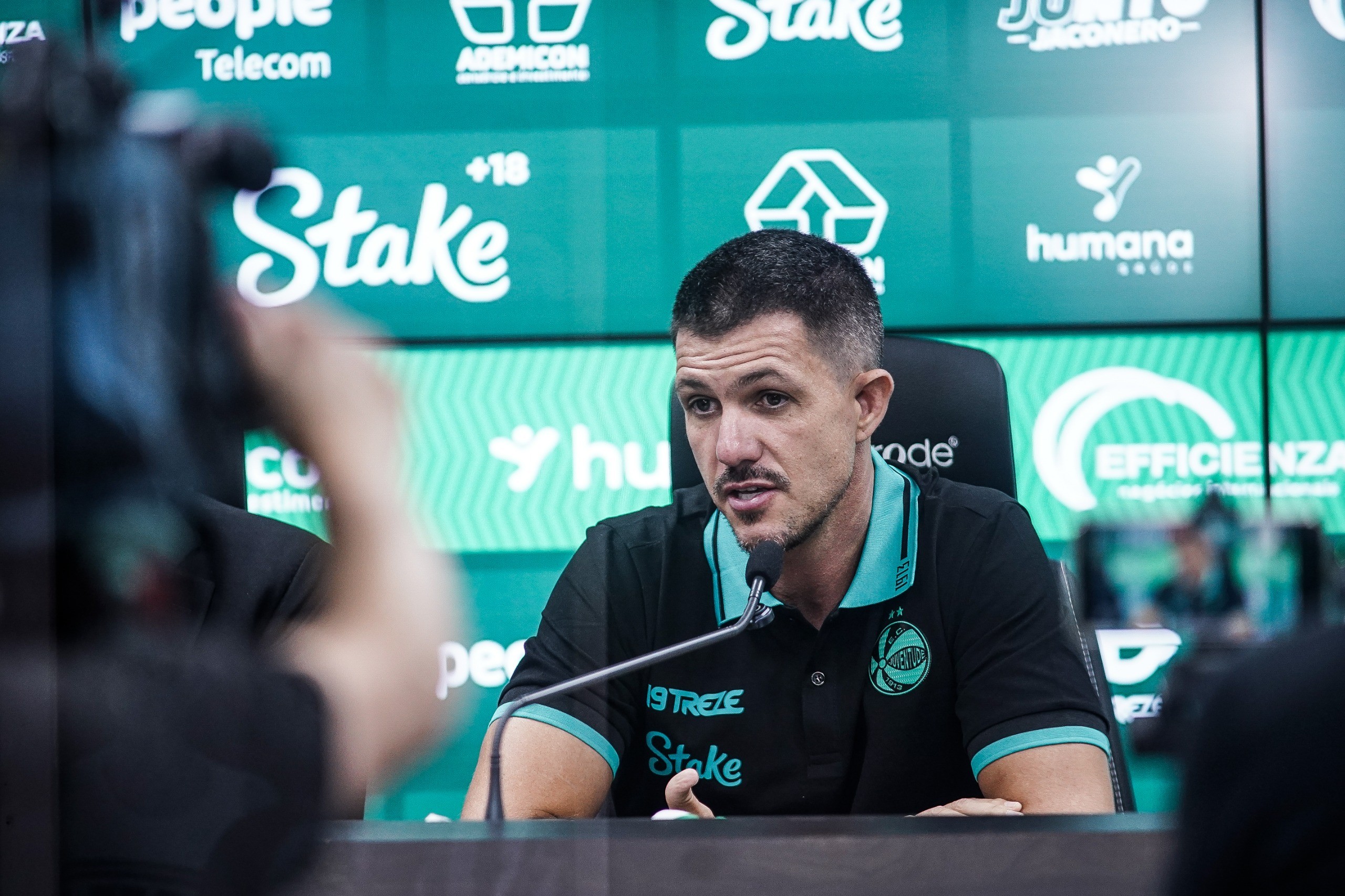 Técnico do Juventude, Maurício Barbieri, em gesto no banco de reservas