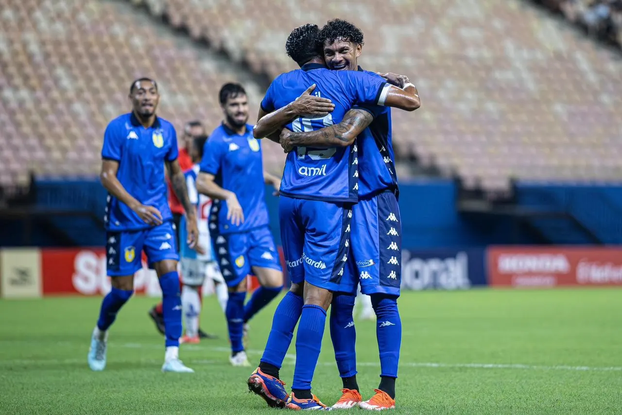 Jogadores do Nacional-AM celebram um gol em partida de futebol.