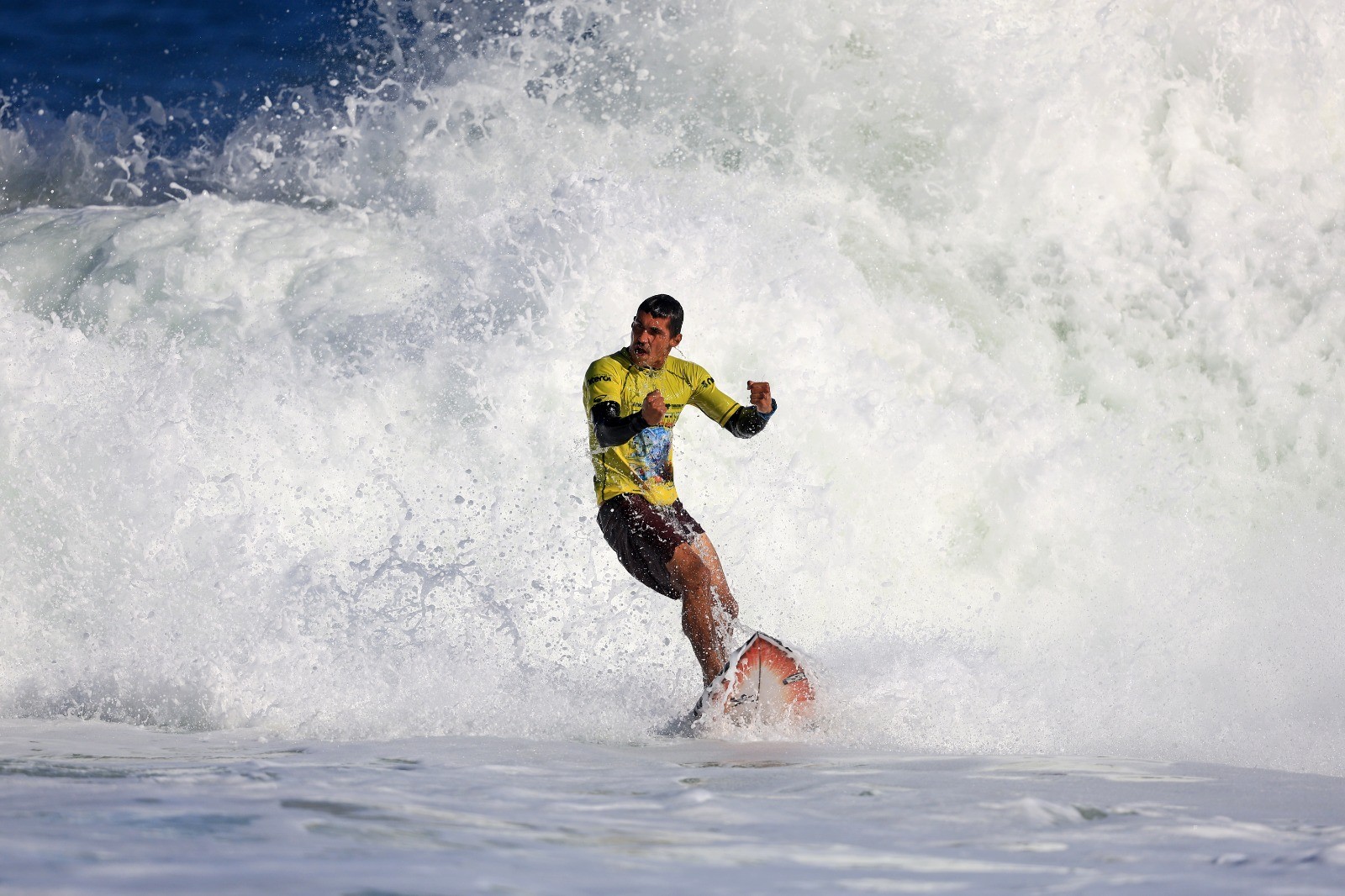 Surfista Vitor Ferreira comemora vitória no Itacoatiara Pro 2026