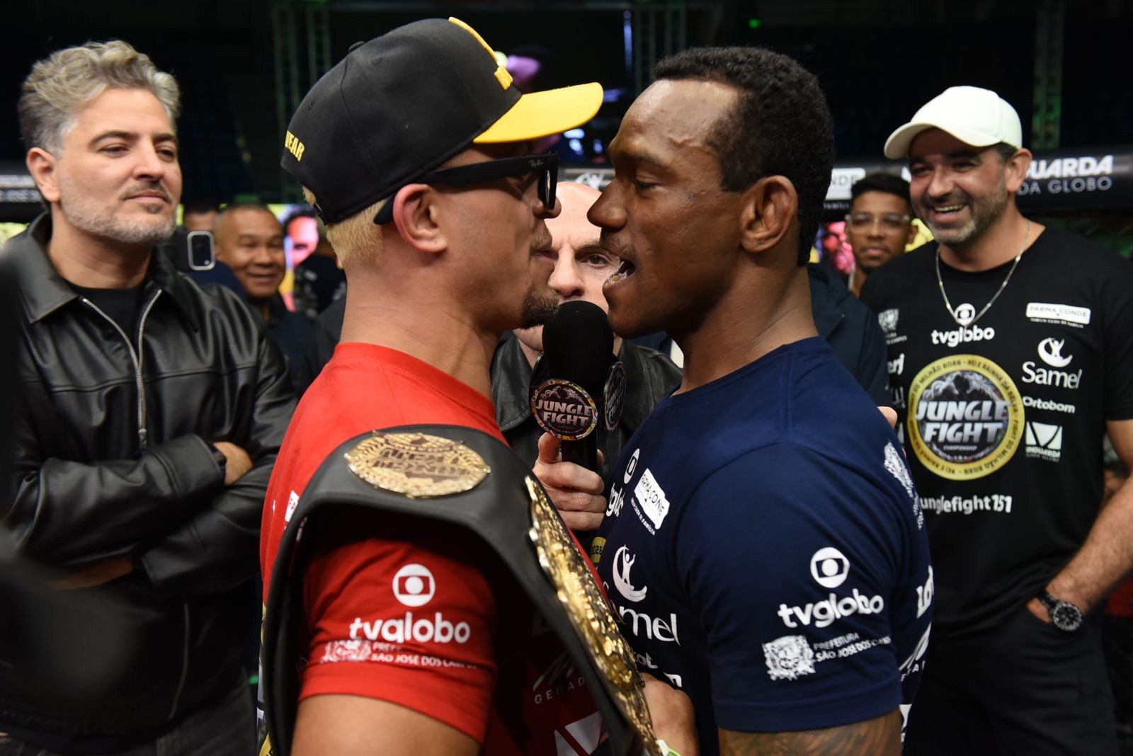 Ernane Pimenta aplicando golpes em Guilherme Silva durante a luta no Jungle Fight 151.