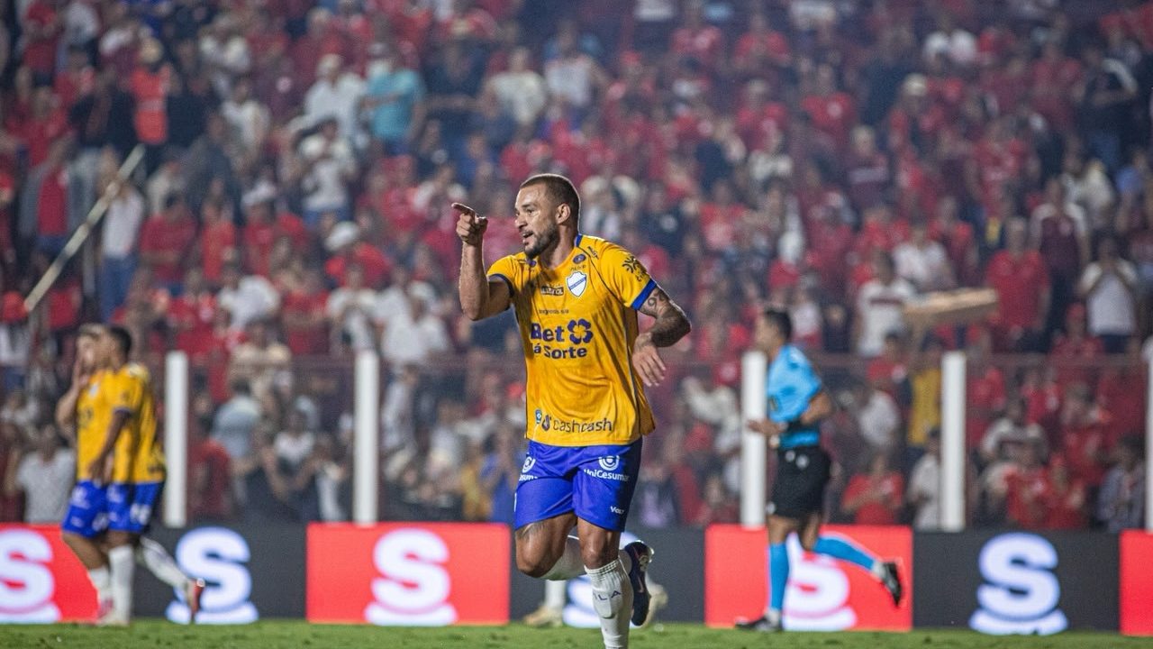 Willian Formiga do Vila Nova deixa campo de ambulância após choque de cabeça