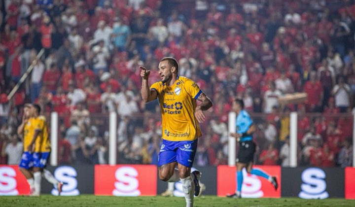 Willian Formiga do Vila Nova deixa campo de ambulância após choque de cabeça
