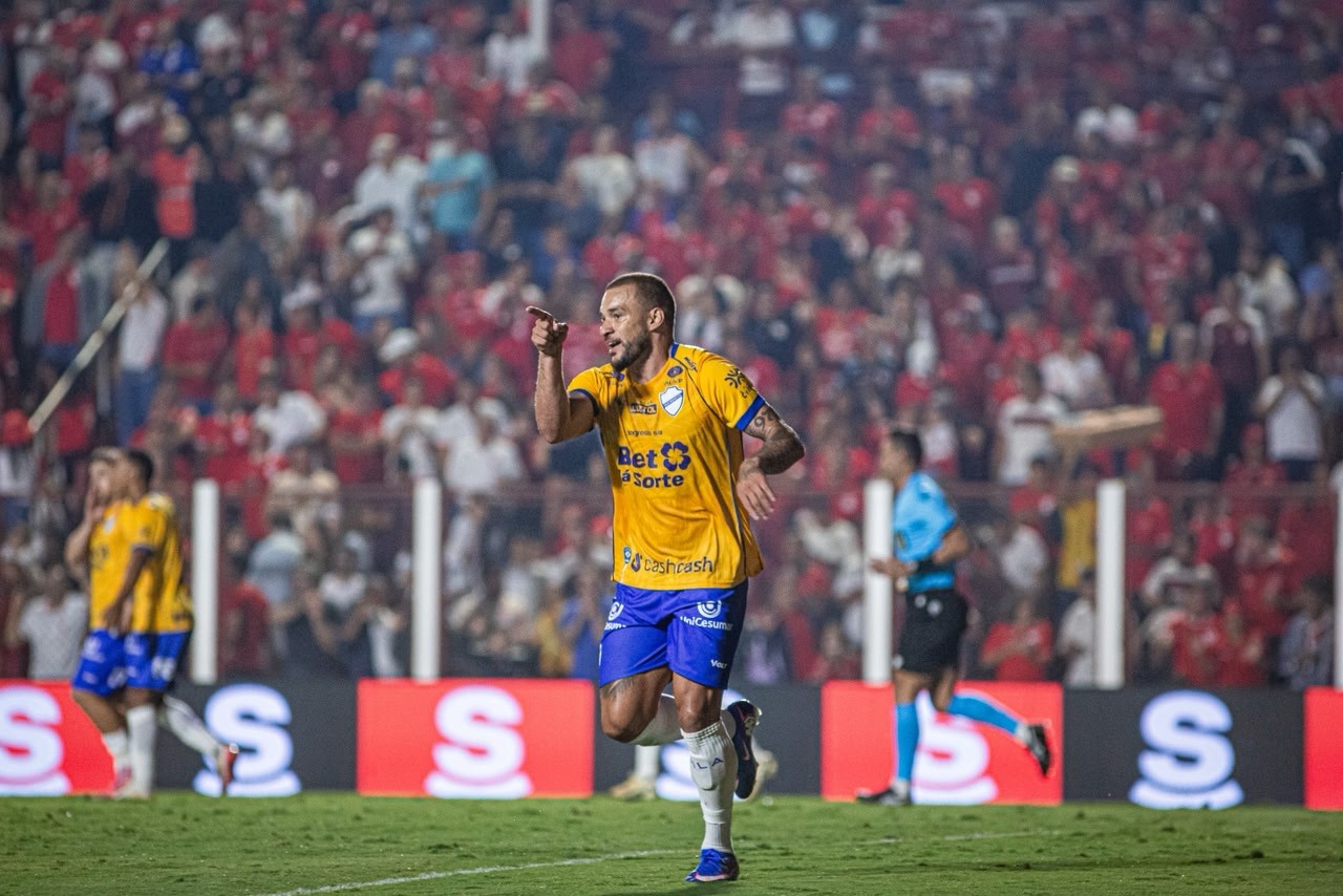 Willian Formiga do Vila Nova sendo atendido em campo.