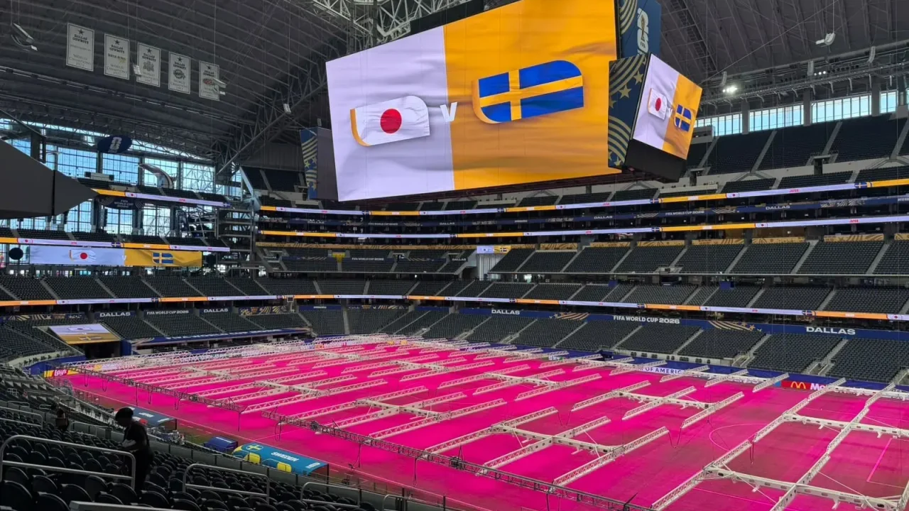 Gramado de estádio em Dallas ganha cor rosa para recuperação antes de jogo da Copa do Mundo