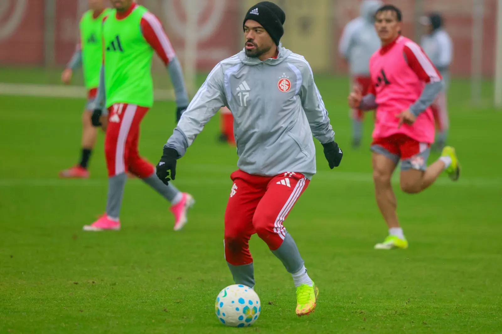 Jogador Bruno Tabata em treinamento pelo Internacional