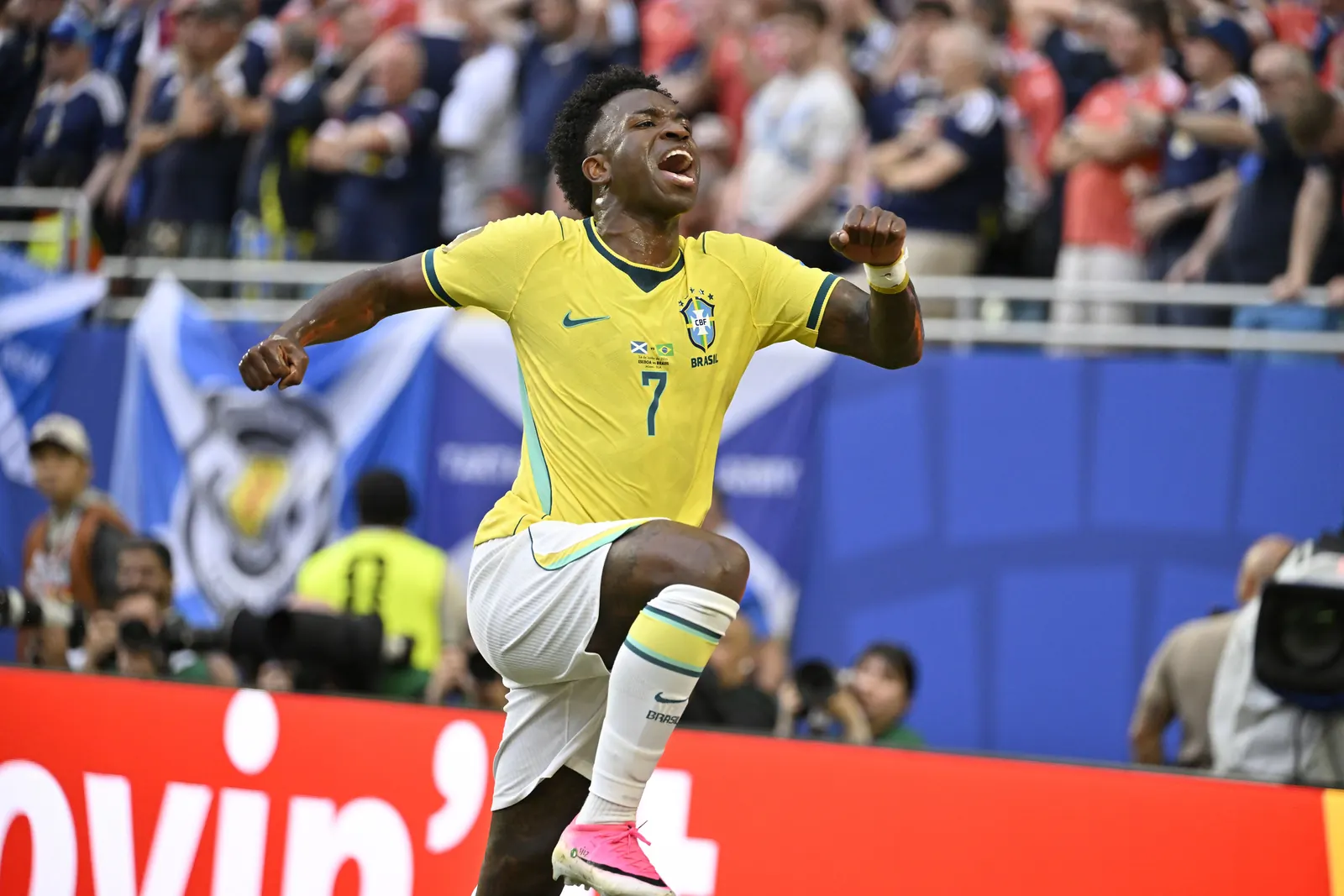Vinicius Jr. celebra um gol pela seleção brasileira em campo.