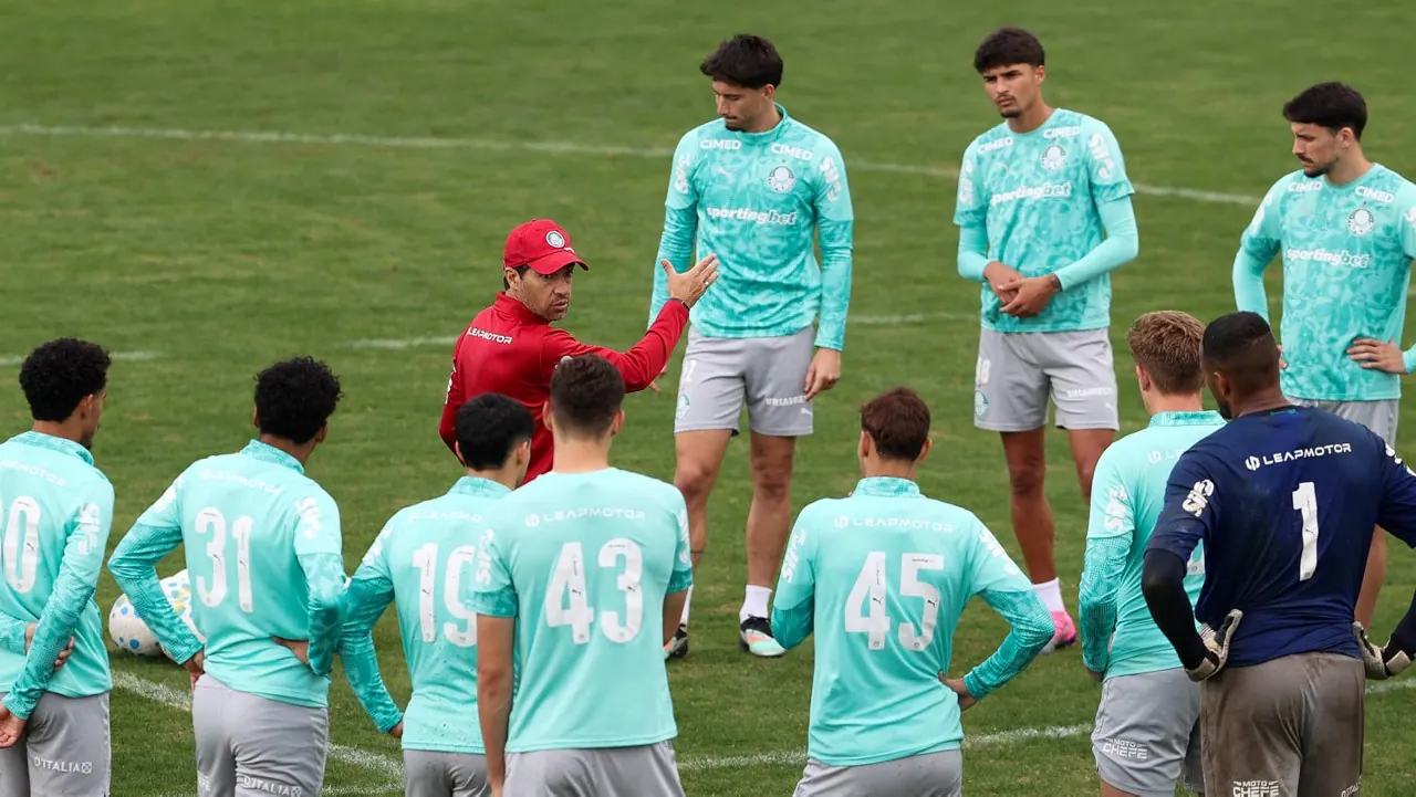 O Palmeiras apresentou oficialmente seu mais novo reforço para a segunda metade da temporada de 2026: o zagueiro argentino Alexander Barboza