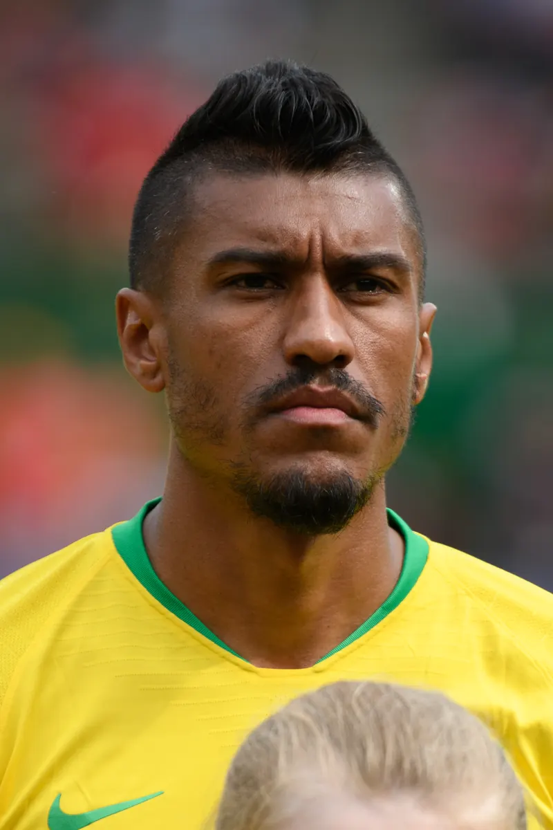 Paulinho, atacante do Palmeiras, em ação durante uma partida.