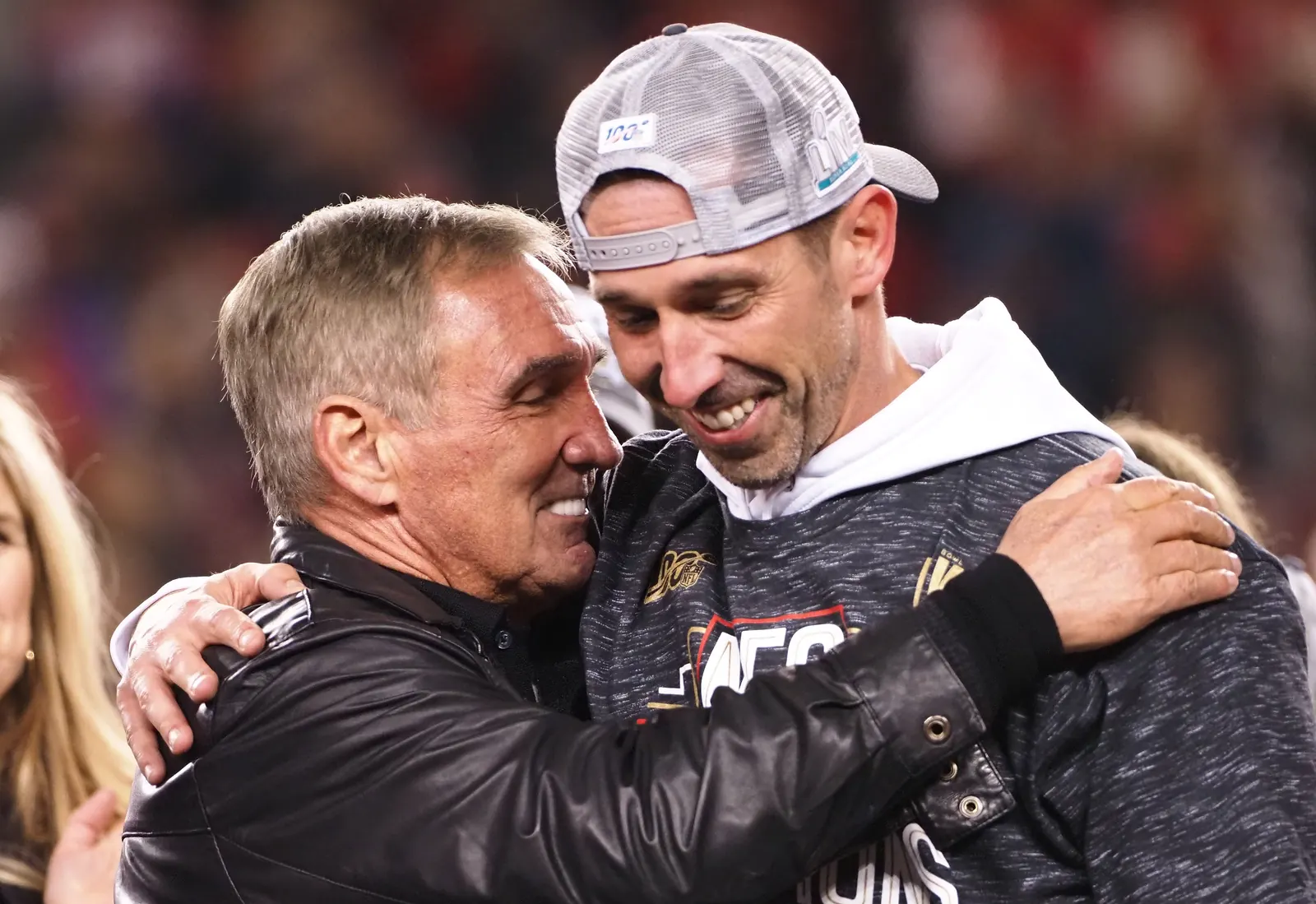 Kyle Shanahan, técnico do San Francisco 49ers, em campo durante treino da NFL, antes do acidente de carro em julho de 2026