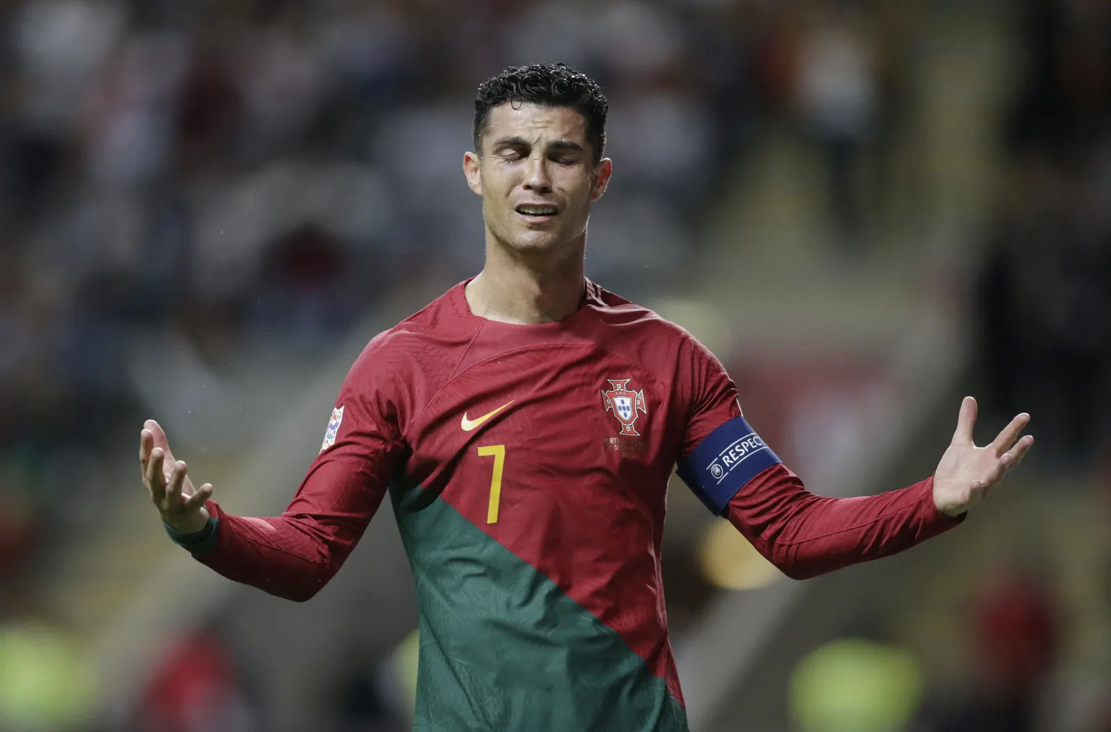 Cristiano Ronaldo ergue a taça da Liga das Nações da UEFA ao lado de companheiros de equipe após vitória contra a Espanha.