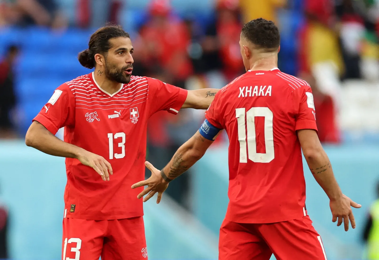 Granit Xhaka e Ricardo Rodríguez, jogadores experientes da Suíça, em ação durante partida da Copa do Mundo contra a Argentina, que conta com Lionel Messi.