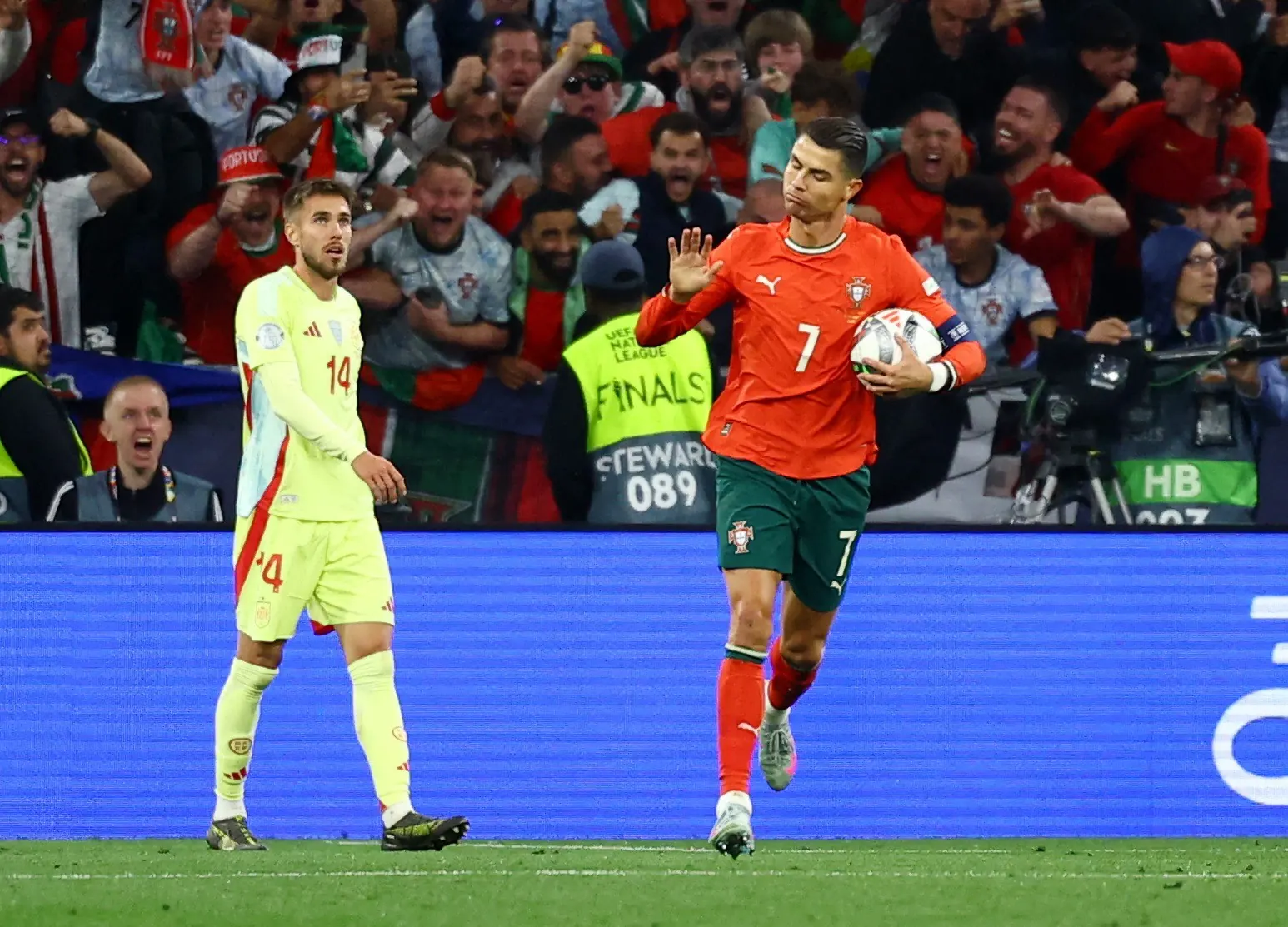 Jogadores da seleção espanhola em campo durante partida da Copa do Mundo.