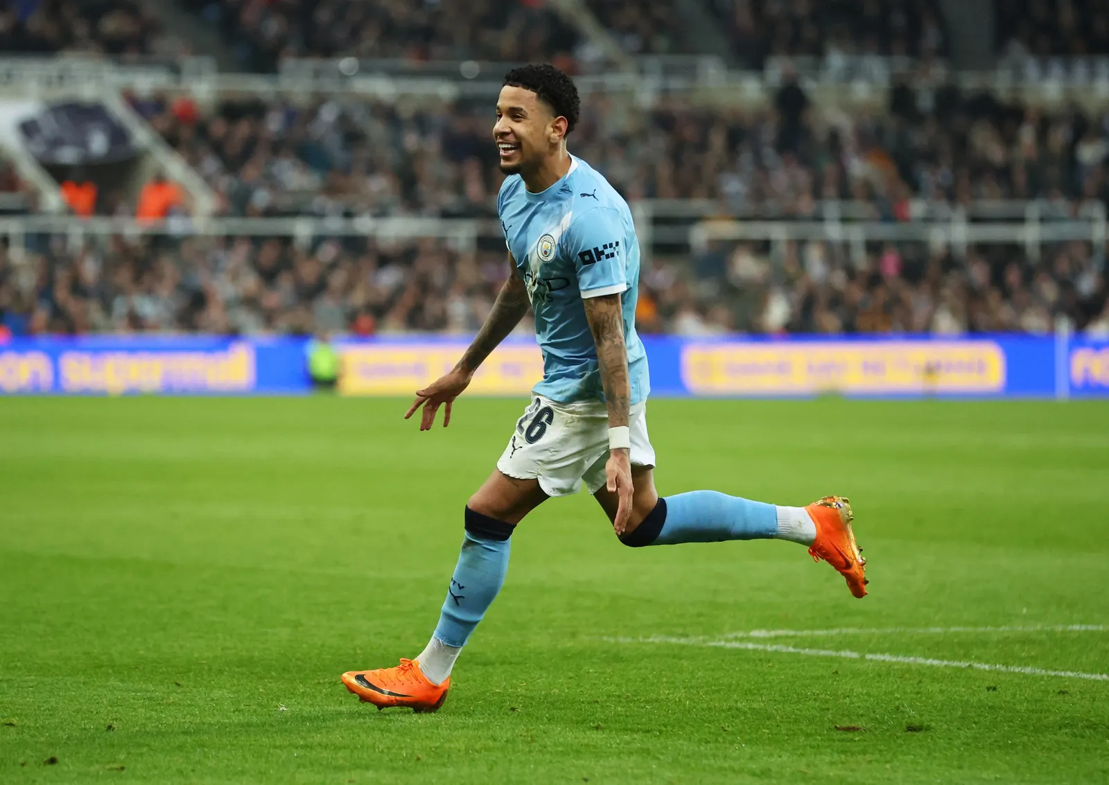 Savinho em ação durante uma partida, com a camisa do Manchester City ou da Seleção Brasileira.