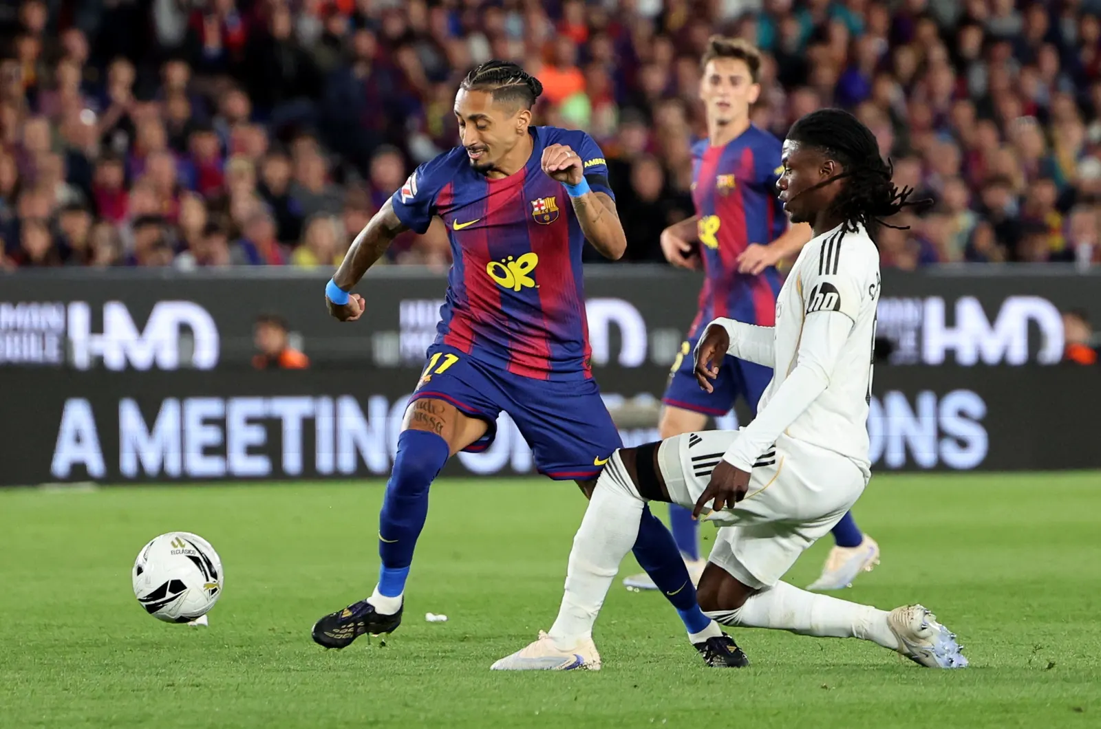 Raphinha, atacante brasileiro do Barcelona, durante atividade de aquecimento em campo de treinamento.