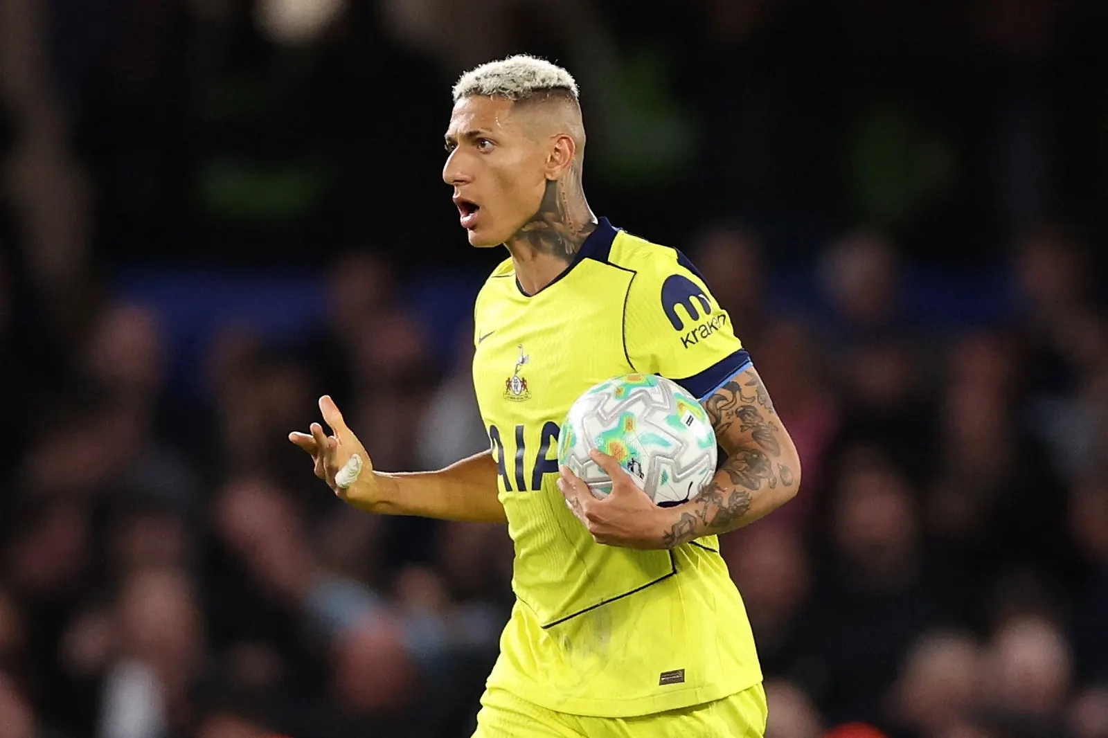 Richarlison, atacante brasileiro, em ação durante uma partida de futebol pelo Tottenham.