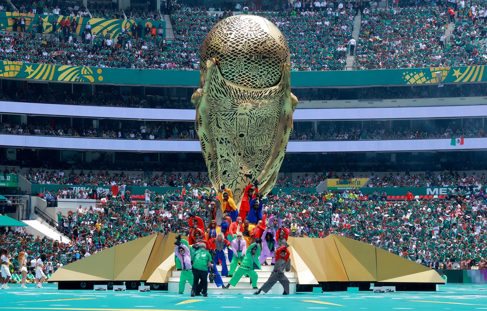 Cena de semifinal da Copa do Mundo de 2026 com torcedores empolgados.