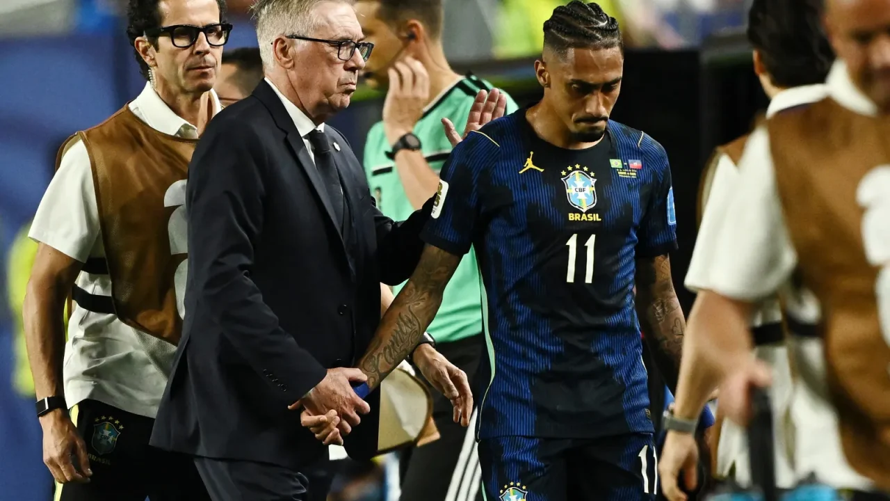 Raphinha estende férias no Barcelona após lesão na Copa do Mundo