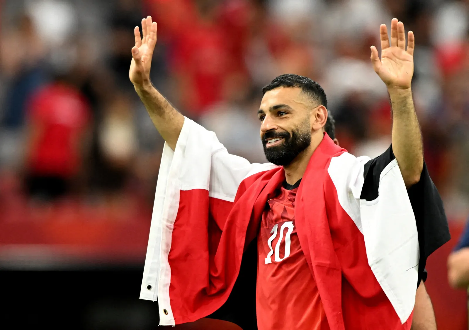 Jogadores de futebol em ação em uma partida da Copa do Mundo, com a bola em destaque.