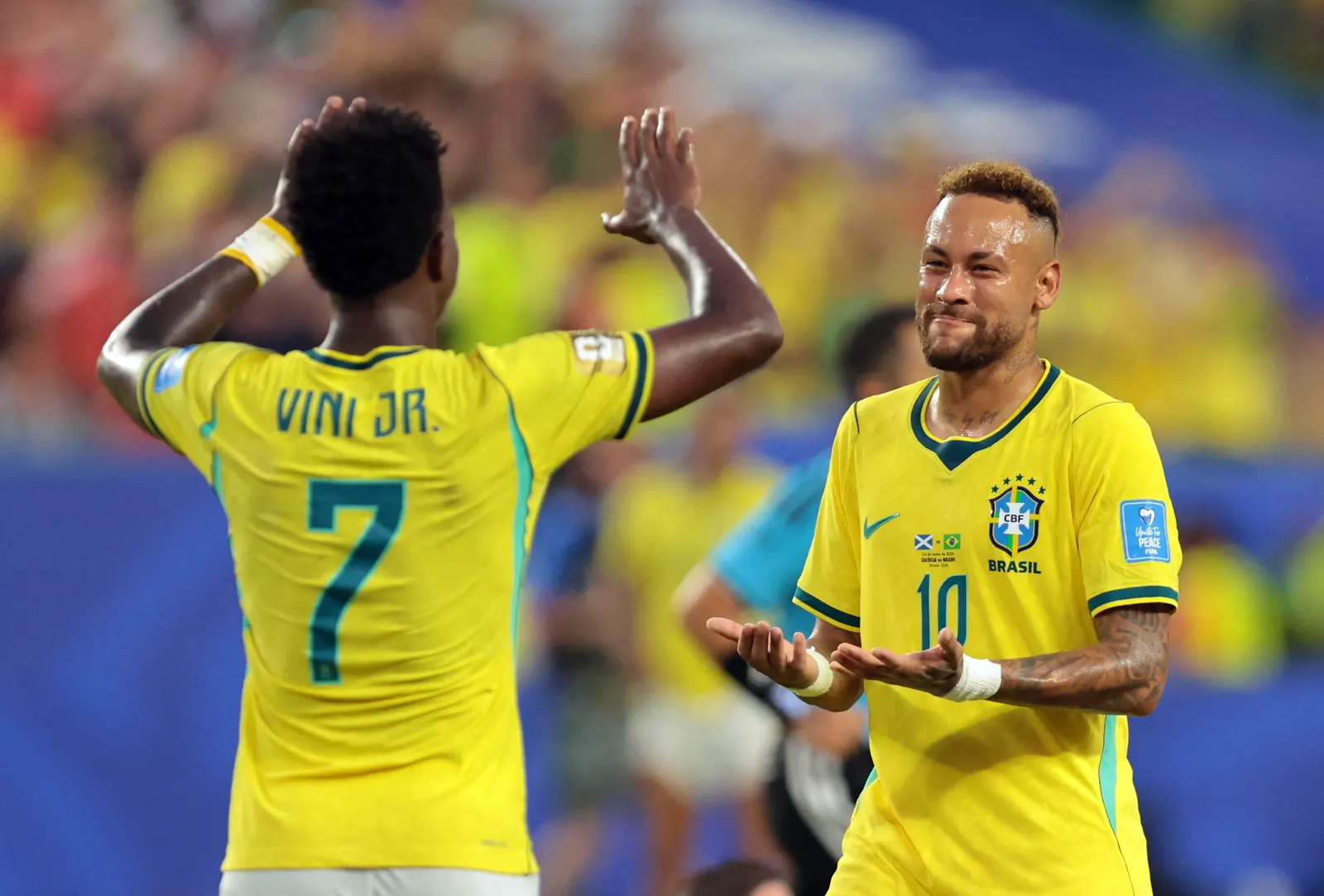 Torcedores assistindo a uma partida da Copa do Mundo de 2026 em um estádio.