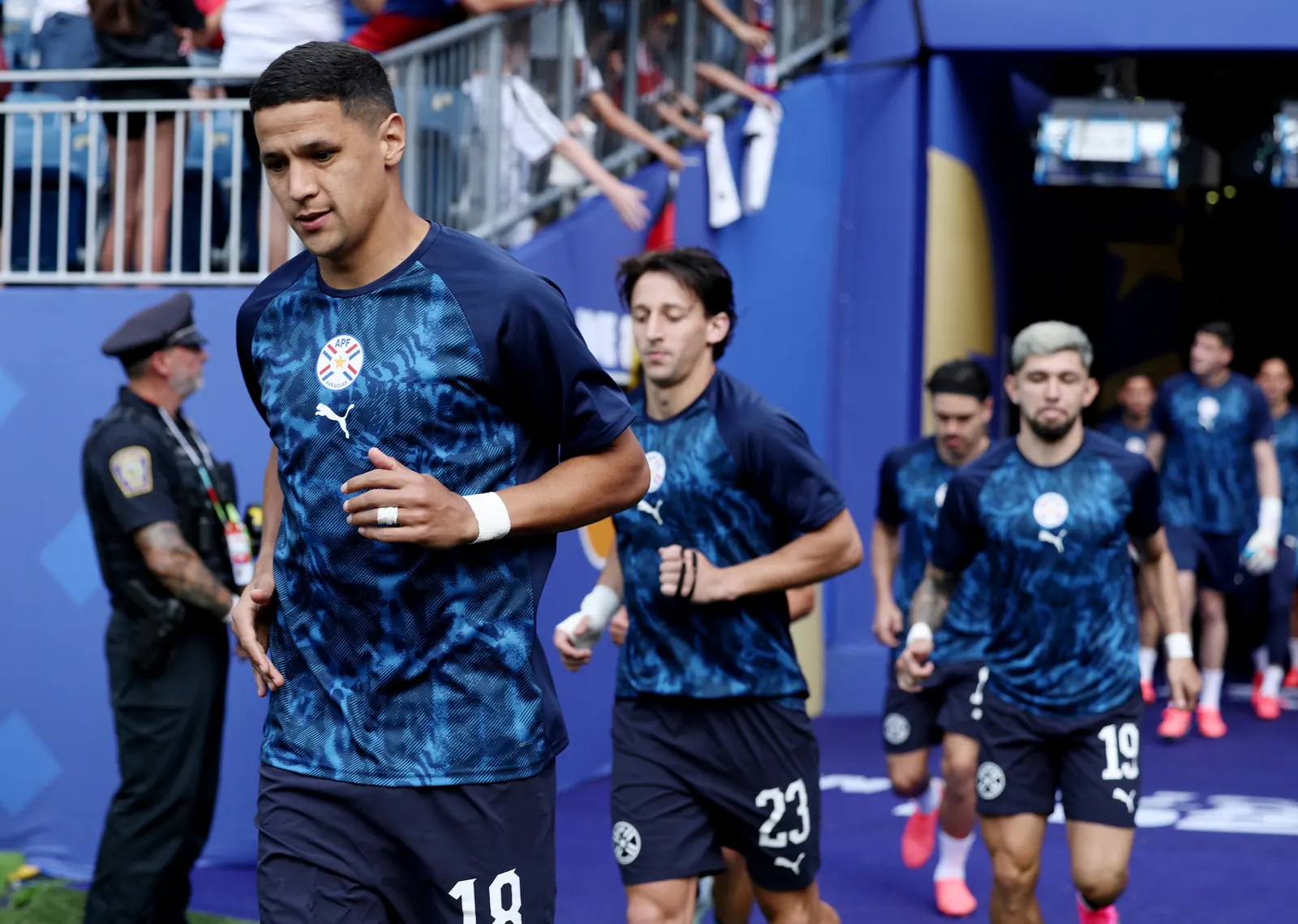 Atacante de futebol em ação em campo