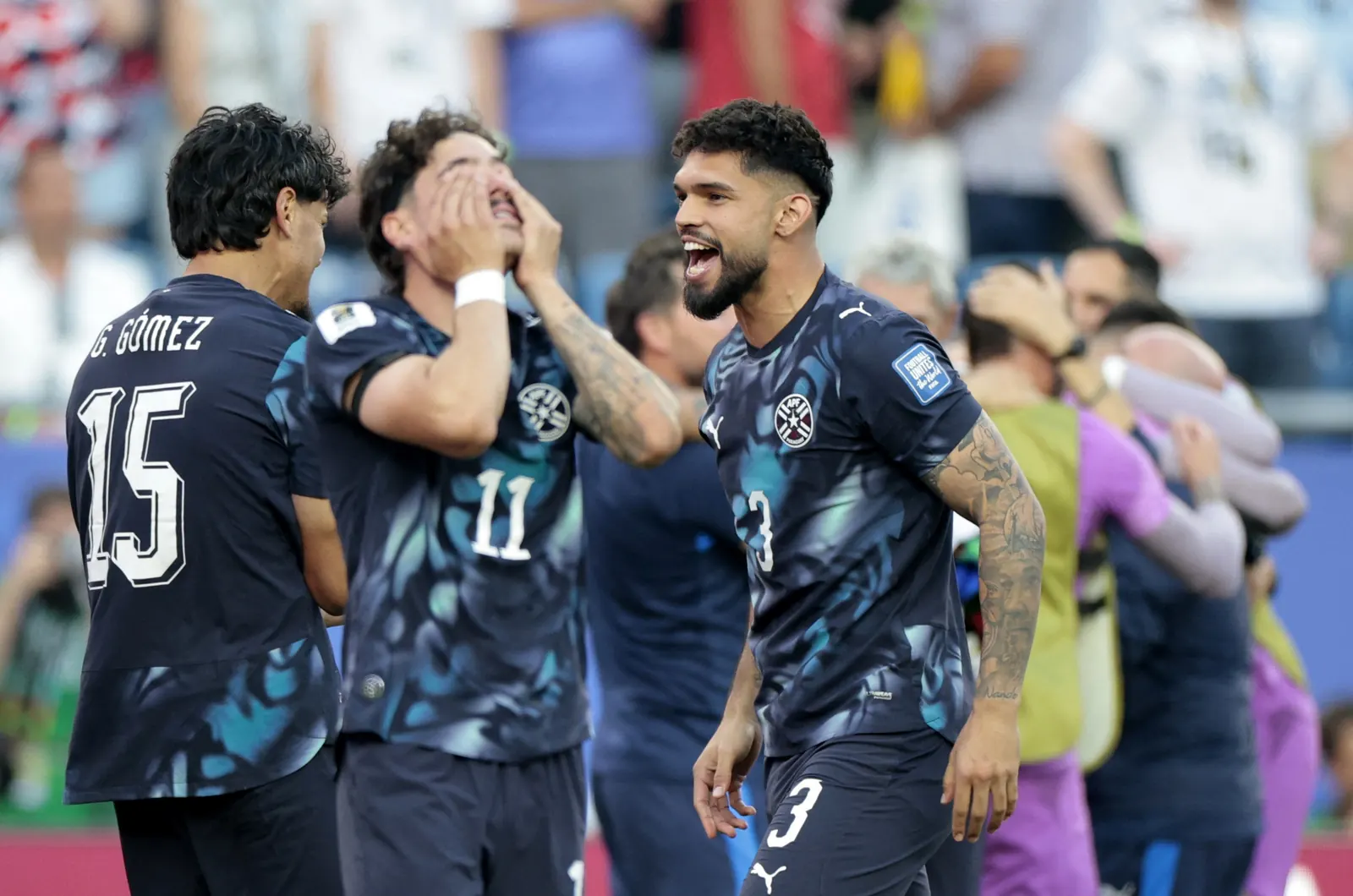 Jogadores Gustavo Gómez e Mauricio, do Palmeiras, comemoram um gol pela seleção do Paraguai durante a Copa do Mundo de 2026.
