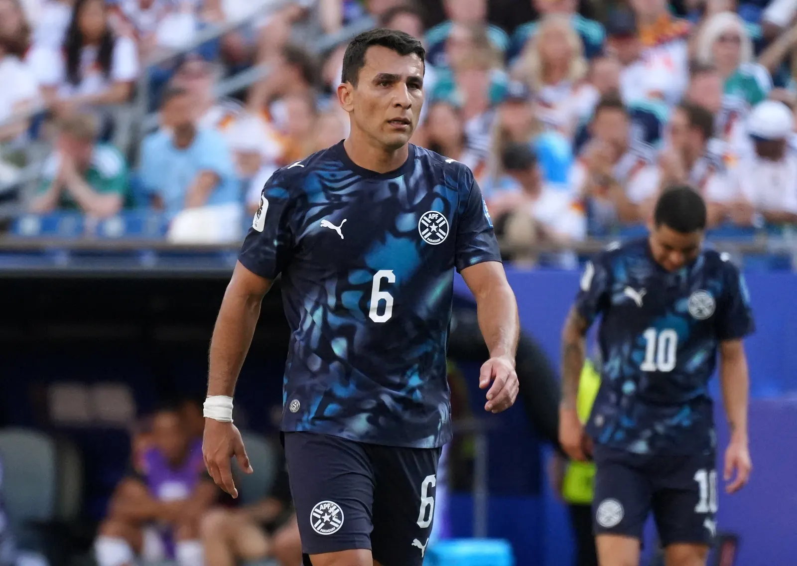 Lateral-esquerdo Júnior Alonso em ação com a camisa da seleção paraguaia durante a Copa do Mundo.