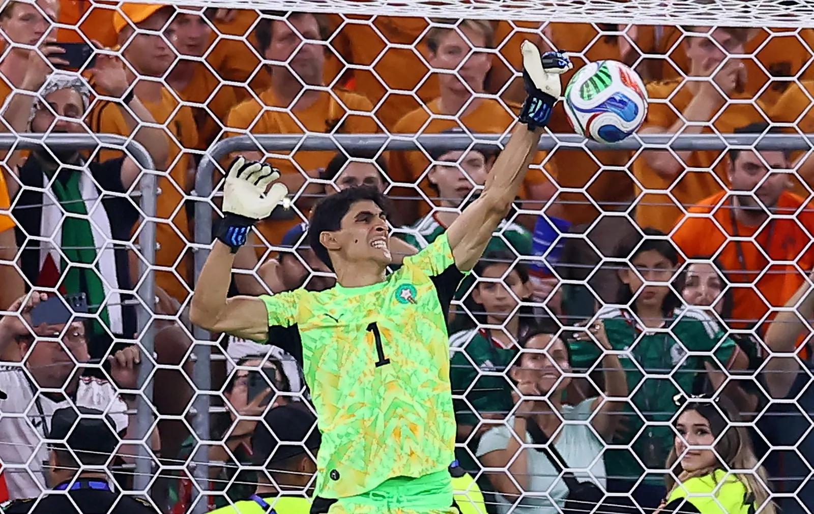 Bono, goleiro do Marrocos, em ação defendendo um pênalti em jogo da Copa do Mundo 2026.