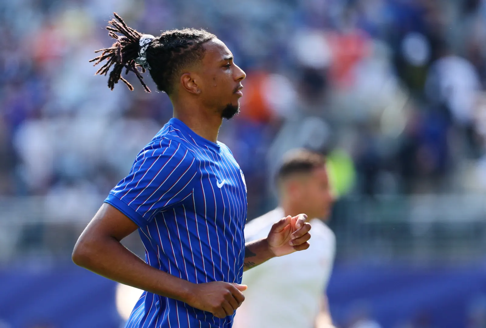 Jogador Michael Olise em ação durante partida da França na Copa do Mundo.