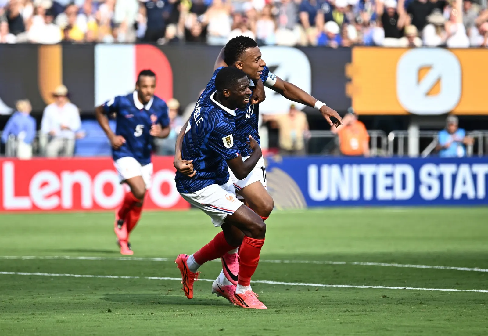 Jogadores Kylian Mbappé e Ousmane Dembélé da seleção francesa em ação durante a Copa do Mundo.