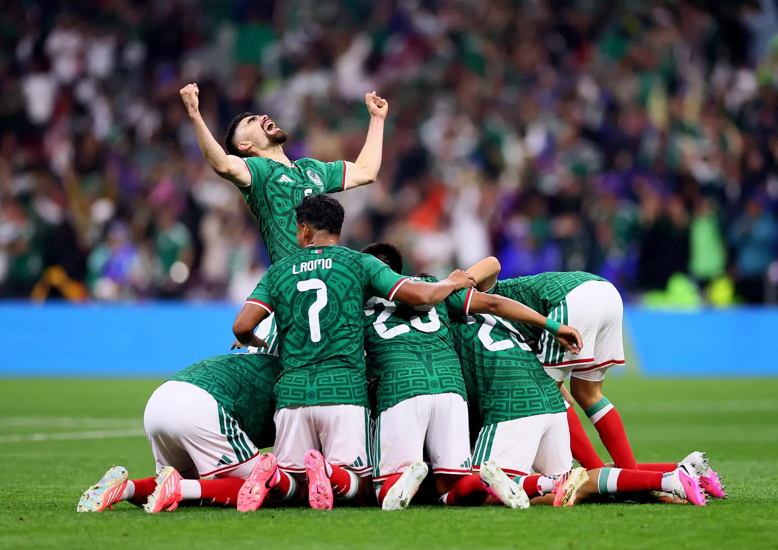 Jogadores do México comemoram gol contra o Equador durante partida da Copa do Mundo 2026.