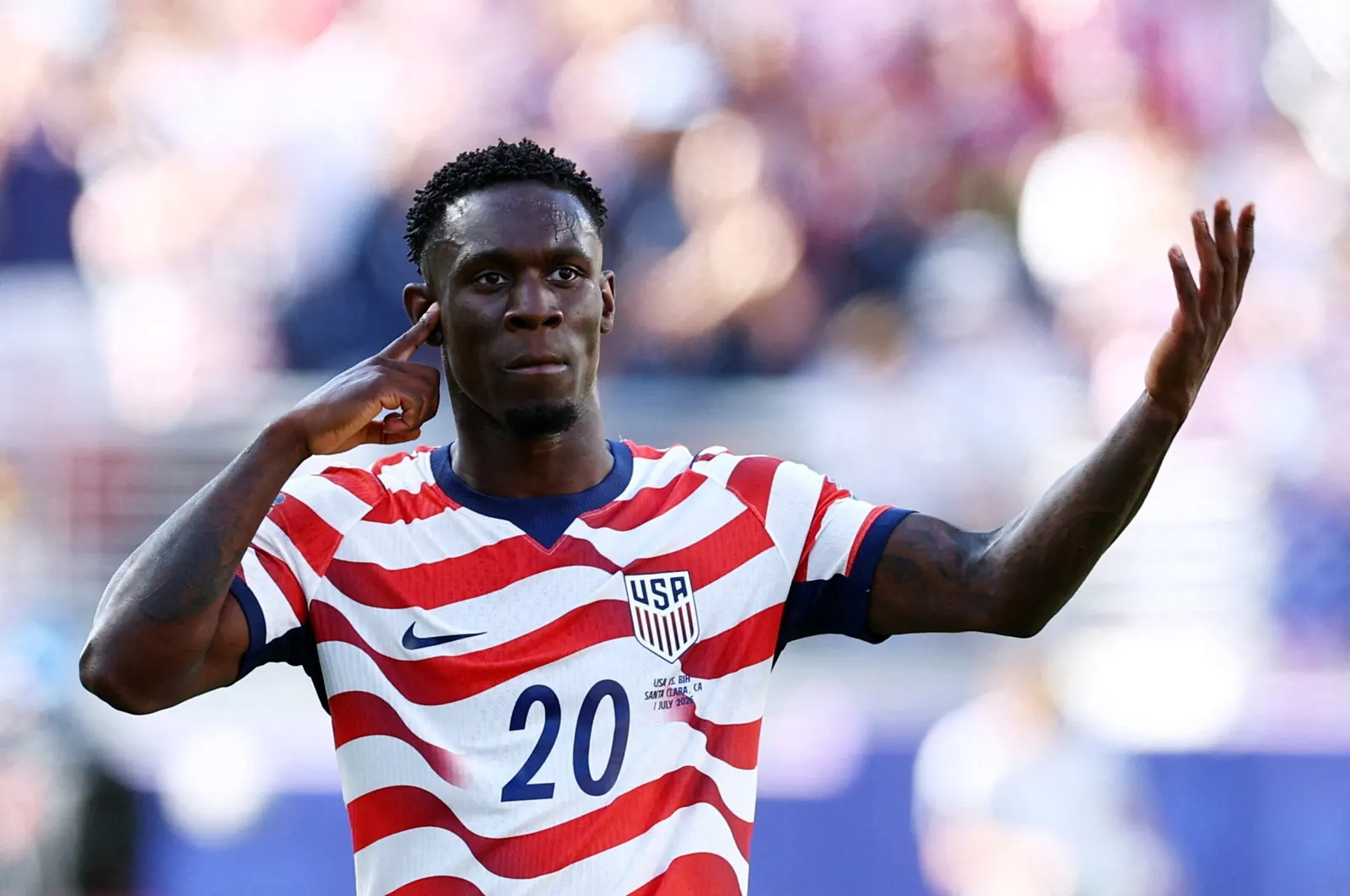 Atacante Folarin Balogun com a camisa da Seleção dos Estados Unidos em campo durante a Copa do Mundo de 2026.
