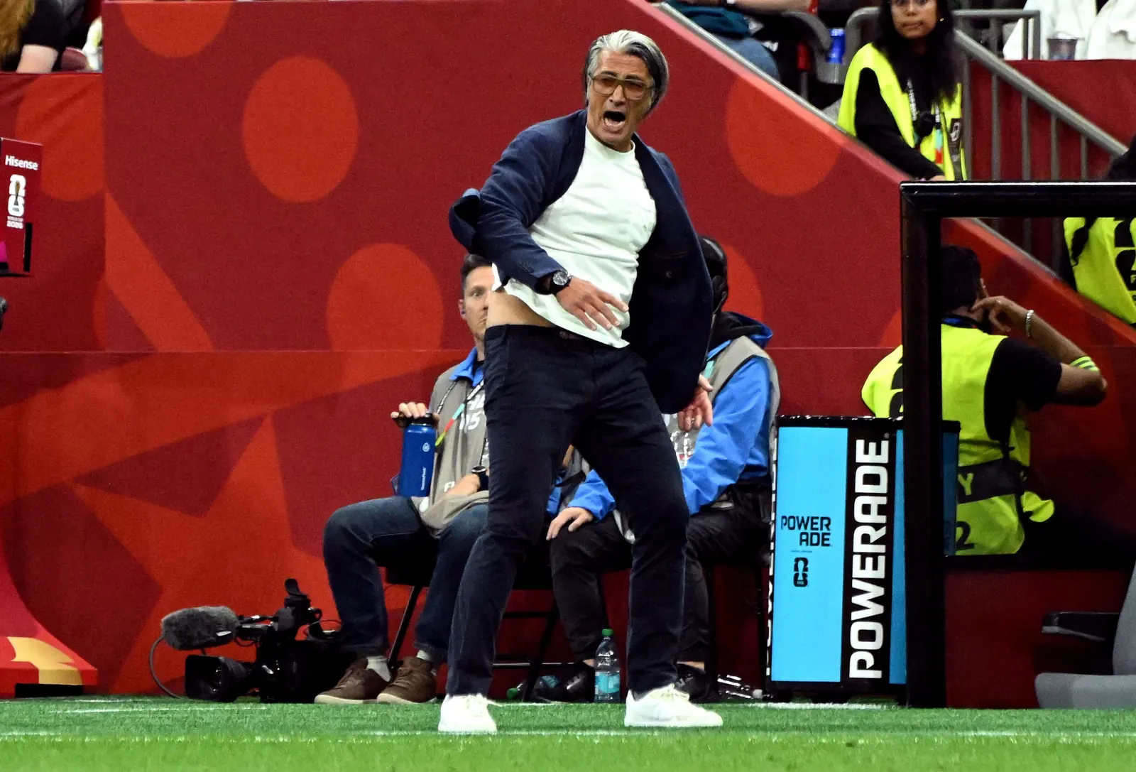 Jogadores da seleção suíça celebram um gol em campo durante a partida da Copa do Mundo de 2026.