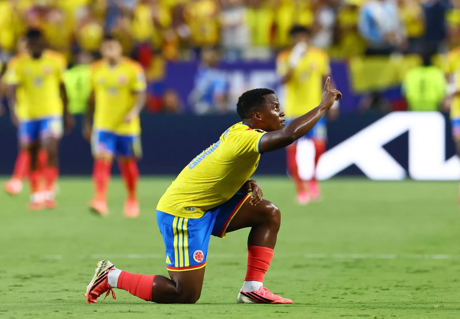 Jhon Arias, jogador da Colômbia, comemora um gol durante a partida da Copa do Mundo.