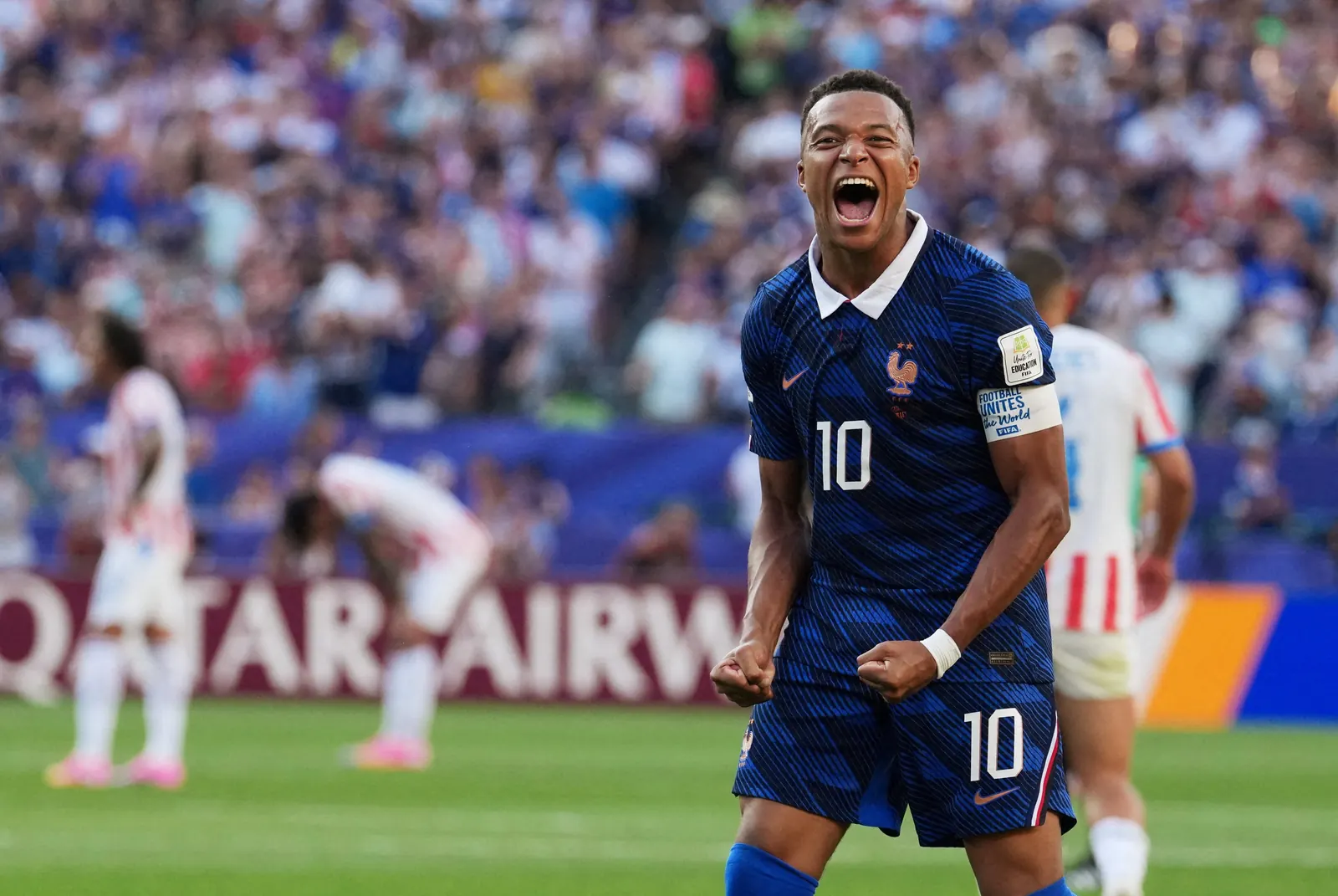 Jogador Kylian Mbappé, da seleção francesa, celebra após marcar um gol de pênalti durante a partida contra o Paraguai pela Copa do Mundo 2026.