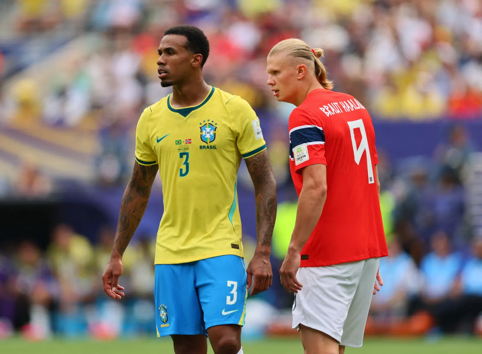 Erling Haaland, atacante da seleção norueguesa, comemora um gol durante partida da Copa do Mundo.