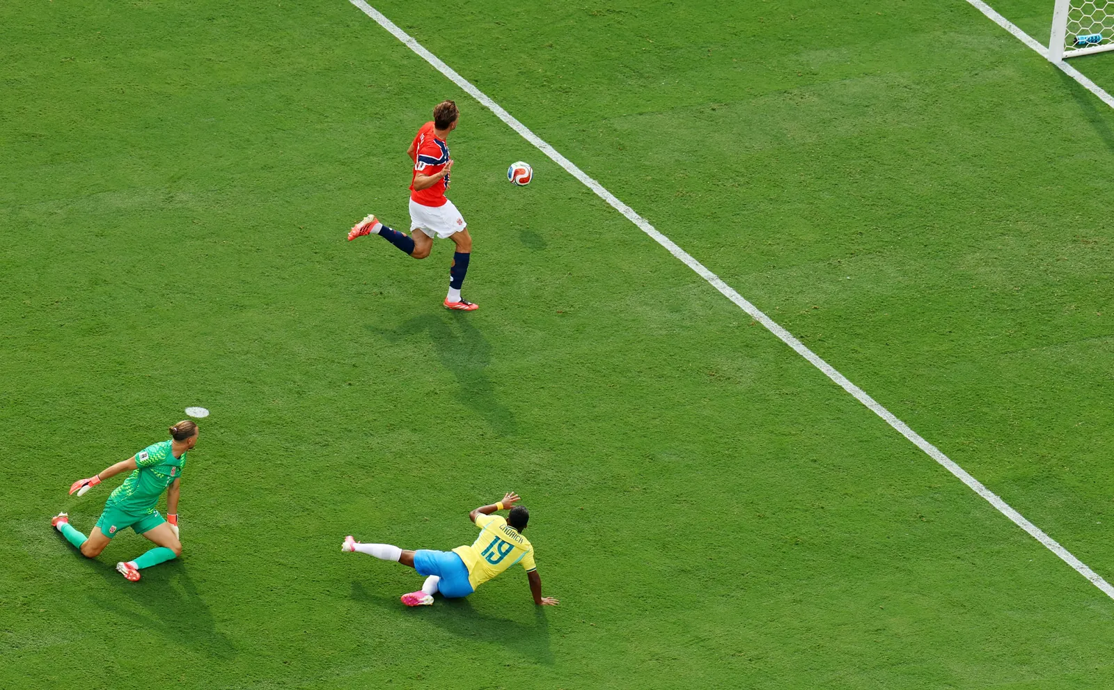 Jovem atacante Endrick com a camisa da seleção brasileira em ação durante uma partida.