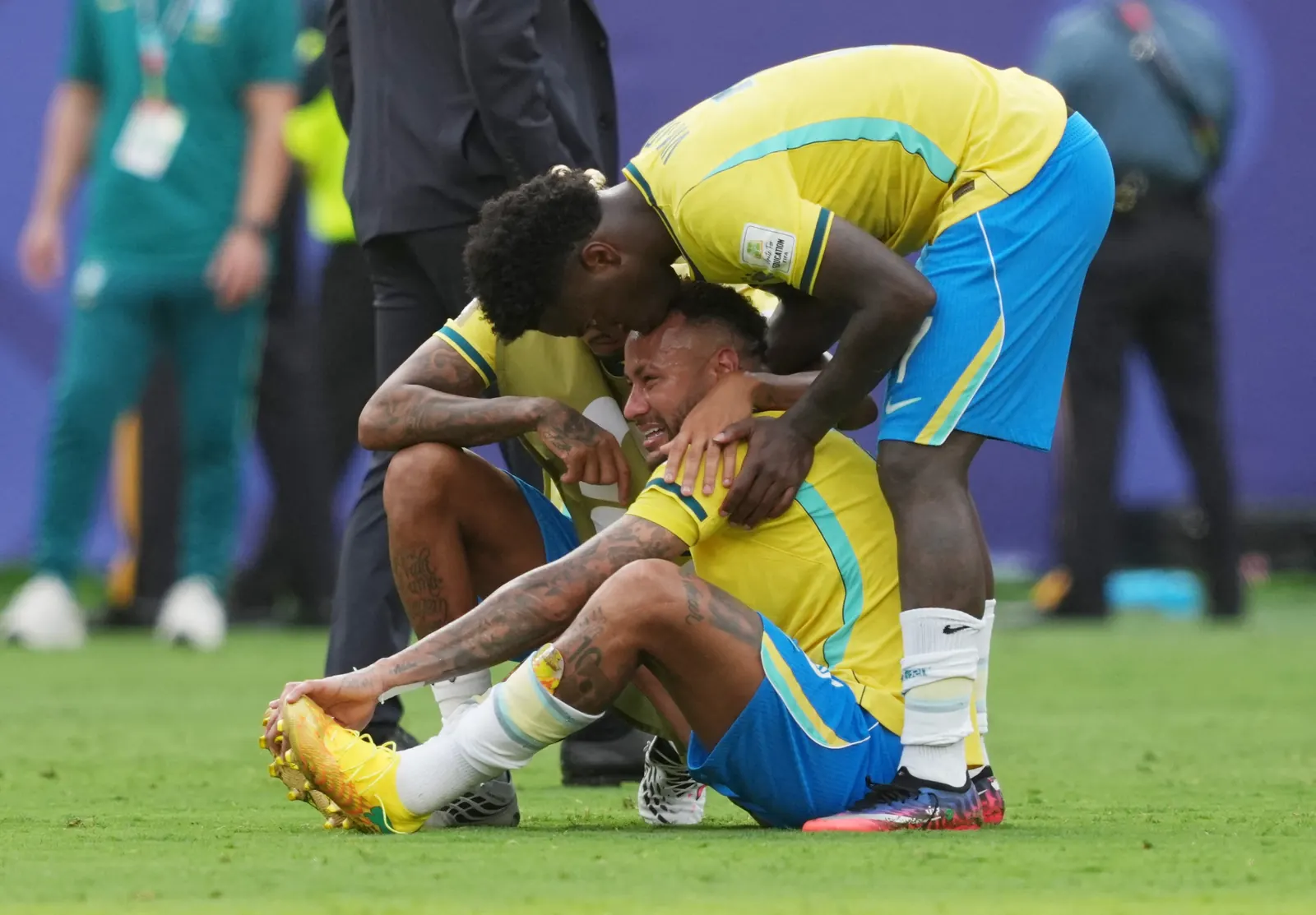 Jogadores da Seleção Brasileira de futebol em campo durante uma partida.