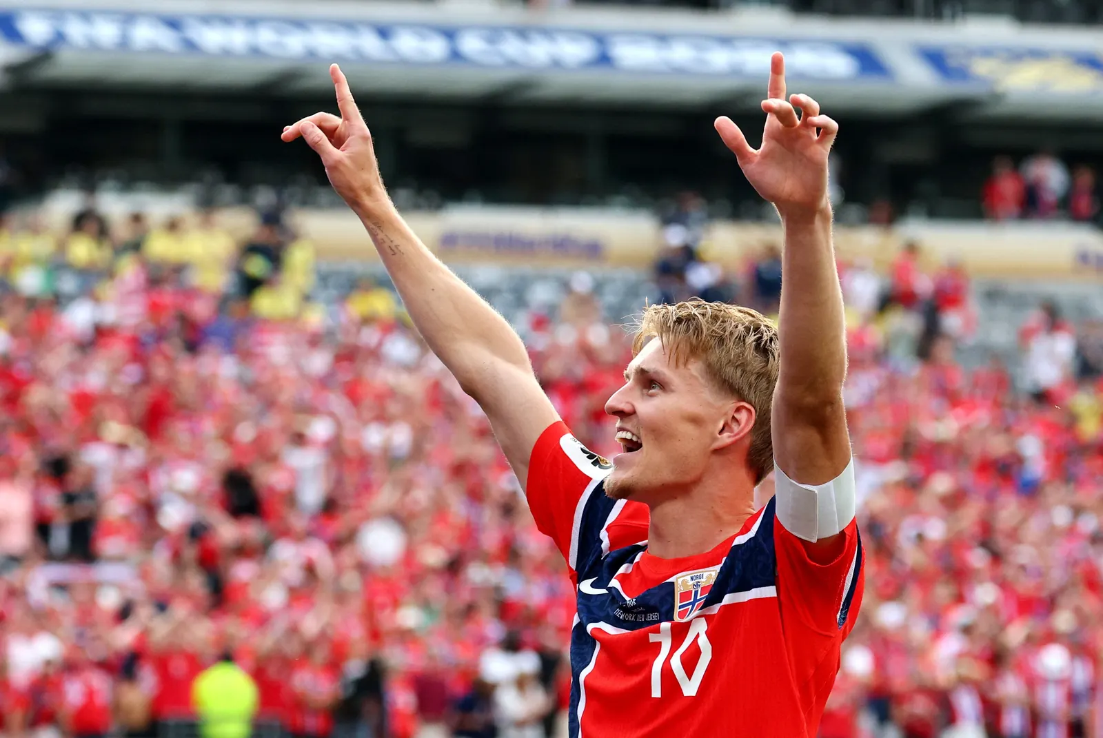 Jogadores Martin Odegaard e Sander Berge da Noruega em campo durante a partida contra o Brasil.