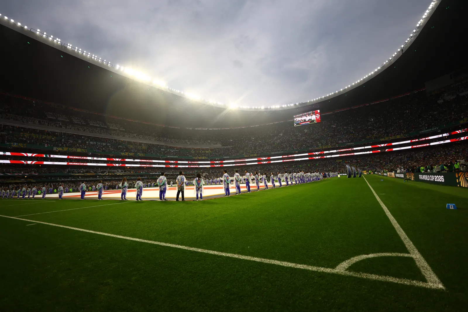 Multidão de torcedores em um estádio vibrante durante a Copa do Mundo de 2026.
