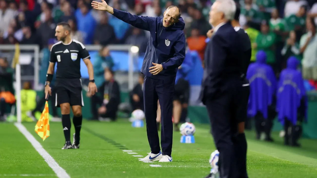 Técnico da Inglaterra critica arbitragem e VAR sul-americano após vitória na Copa do Mundo