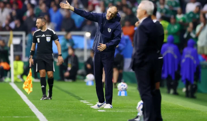 Técnico da Inglaterra critica arbitragem e VAR sul-americano após vitória na Copa do Mundo
