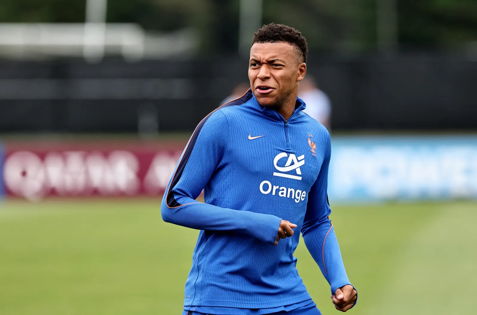 Jogador Kylian Mbappé em ação durante uma partida da Copa do Mundo