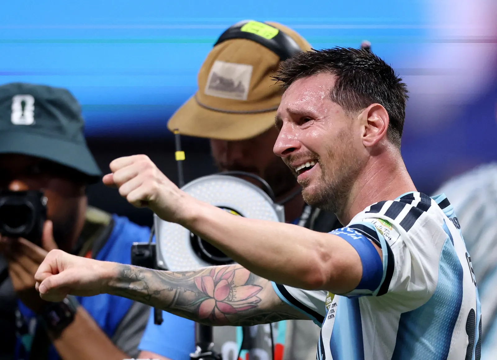 Lionel Messi comemora um gol pela seleção argentina em campo.