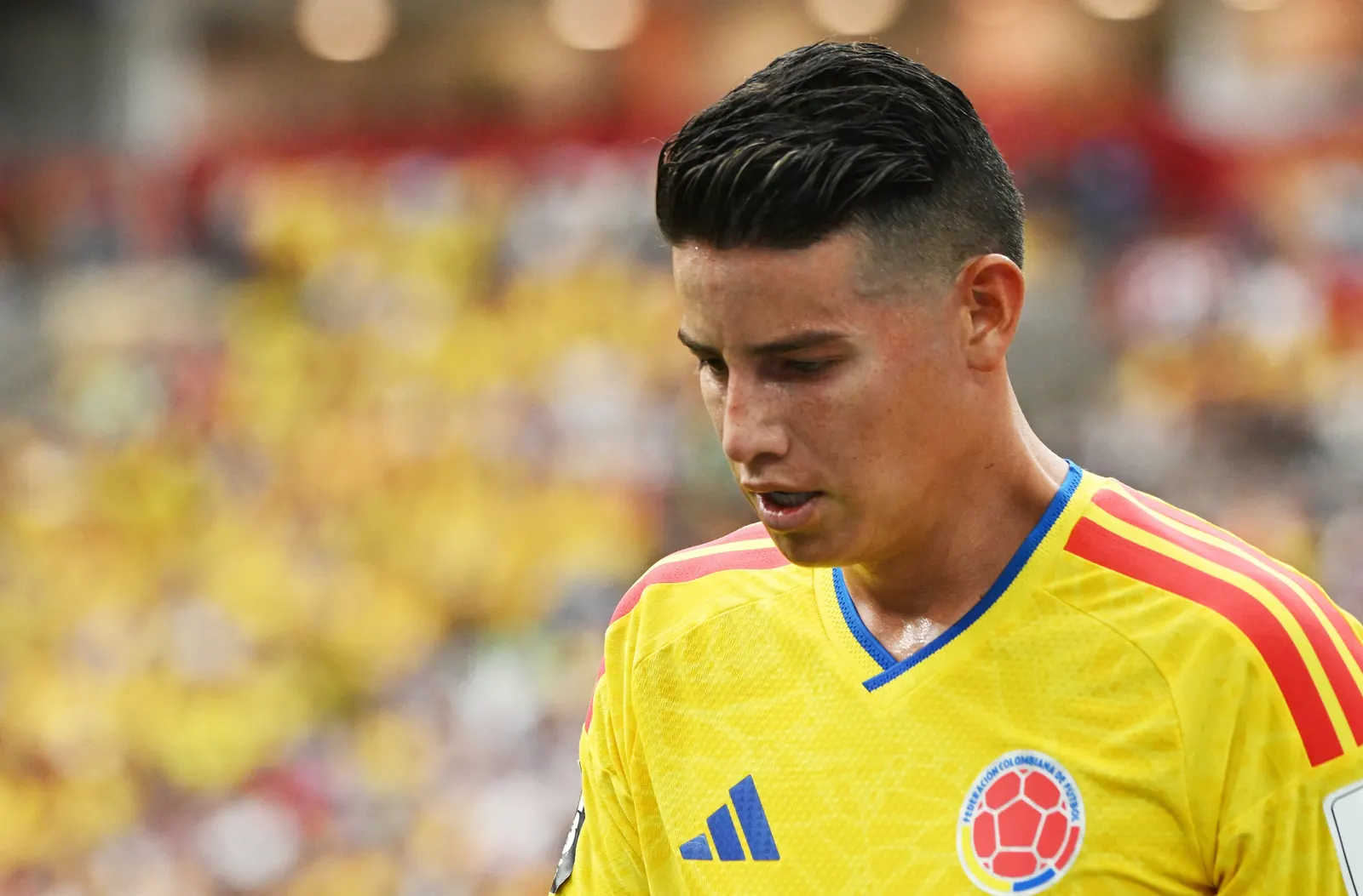 James Rodríguez, jogador da seleção colombiana, em ação durante uma partida de futebol.