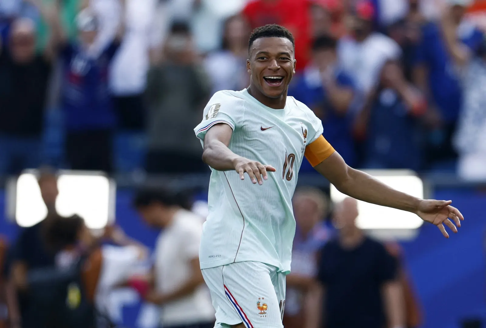 Jogador Kylian Mbappé comemora um gol durante partida da Copa do Mundo.